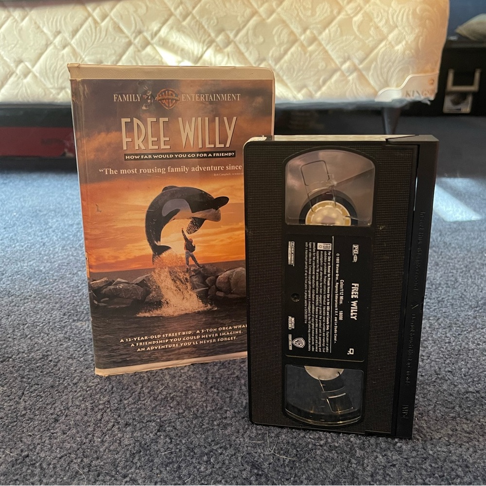 Pack of 2 VHS: Free Willy |  Free Willy 2